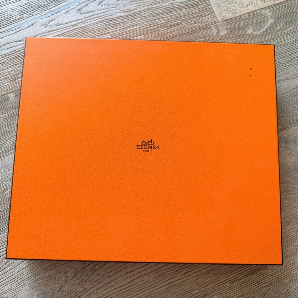 Hermès Orange Box with tissues paper and ribbon size 11.1 x 13 x 1.9 in